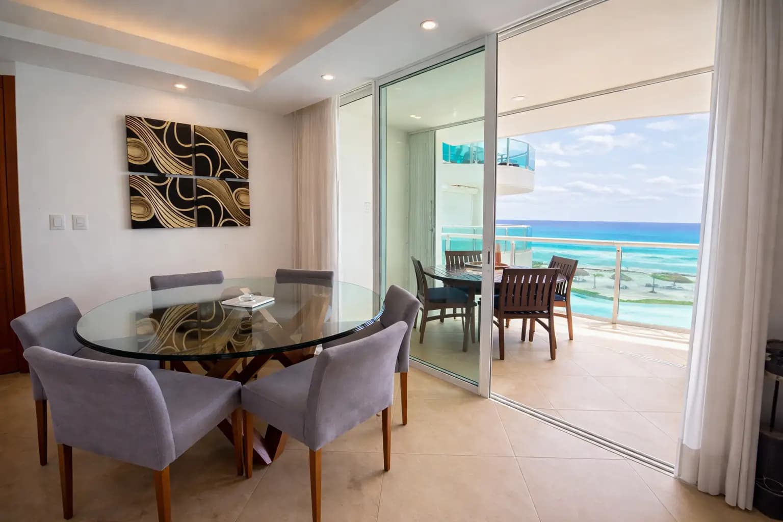 Beachfront Residence at Bay View Grand, Dining area facing the sea