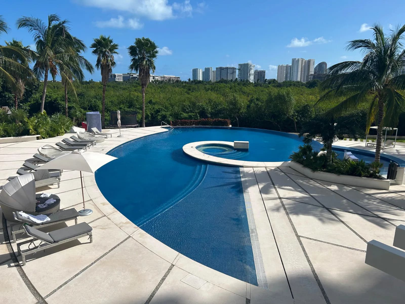 Be Towers 6 Condo in Puerto Cancún - pool