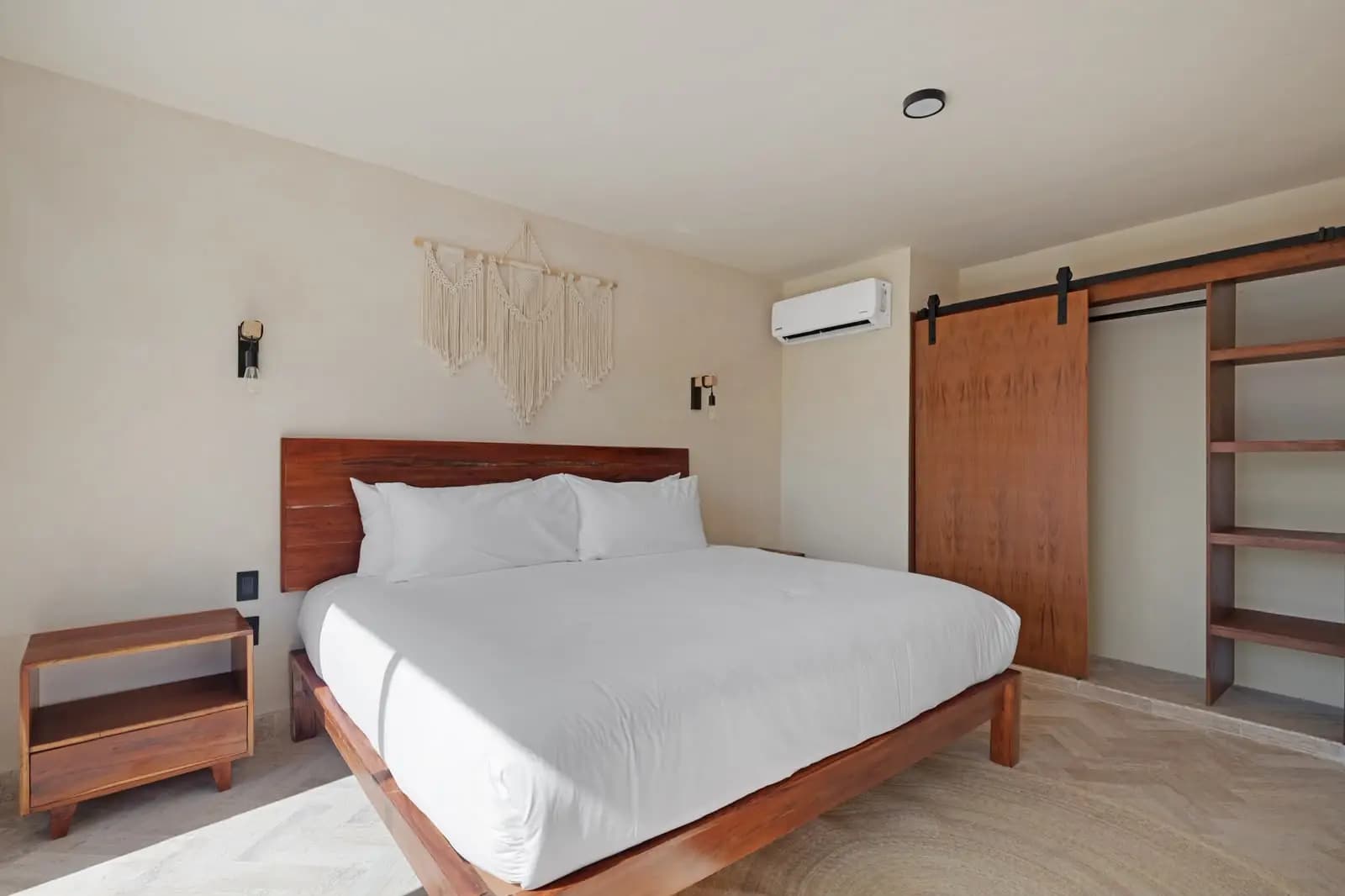 Lagoon View Residence in Pok Ta Pok, Bedroom with wood storage