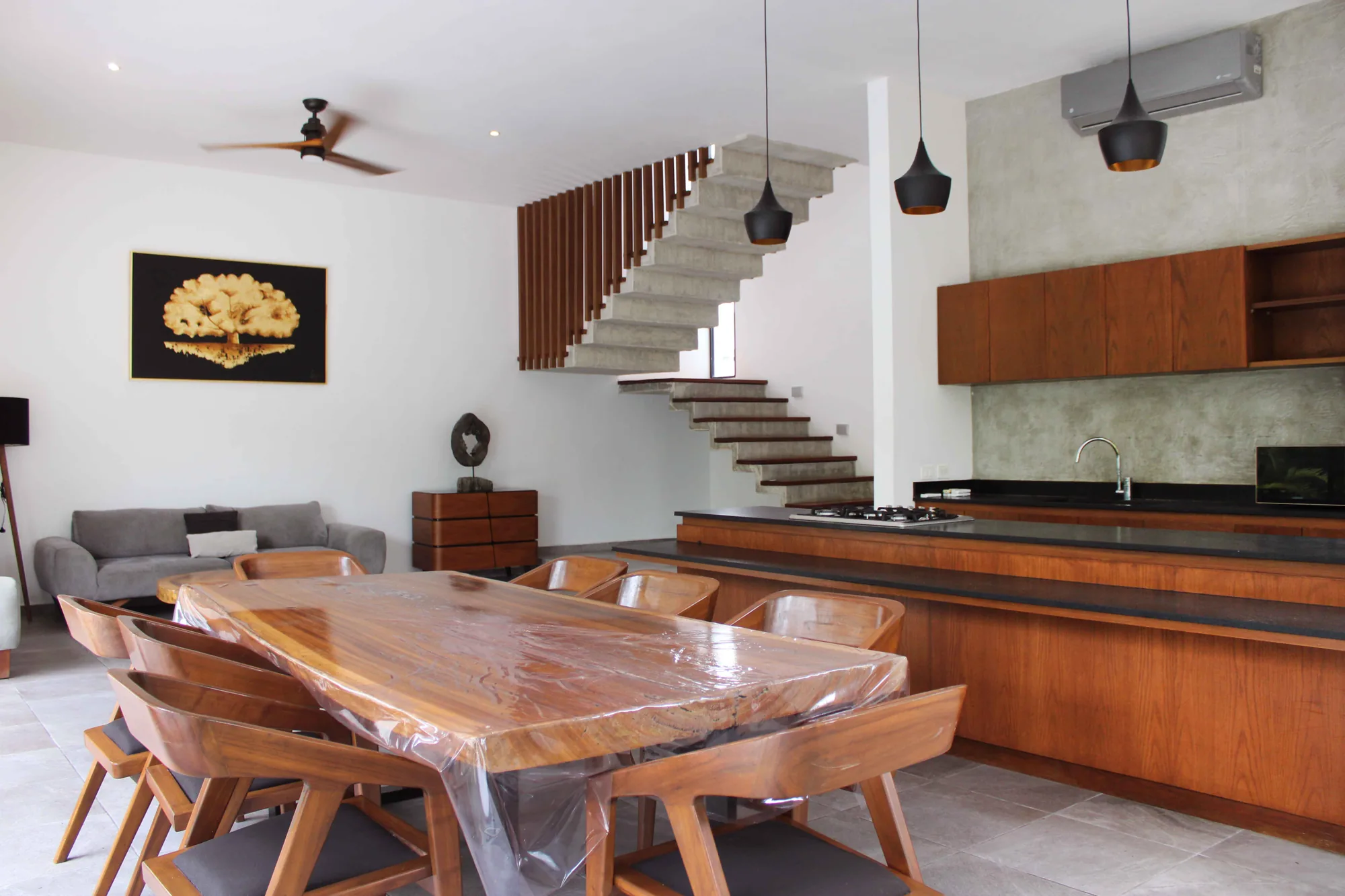 Living and dining area at Casa Colibrí