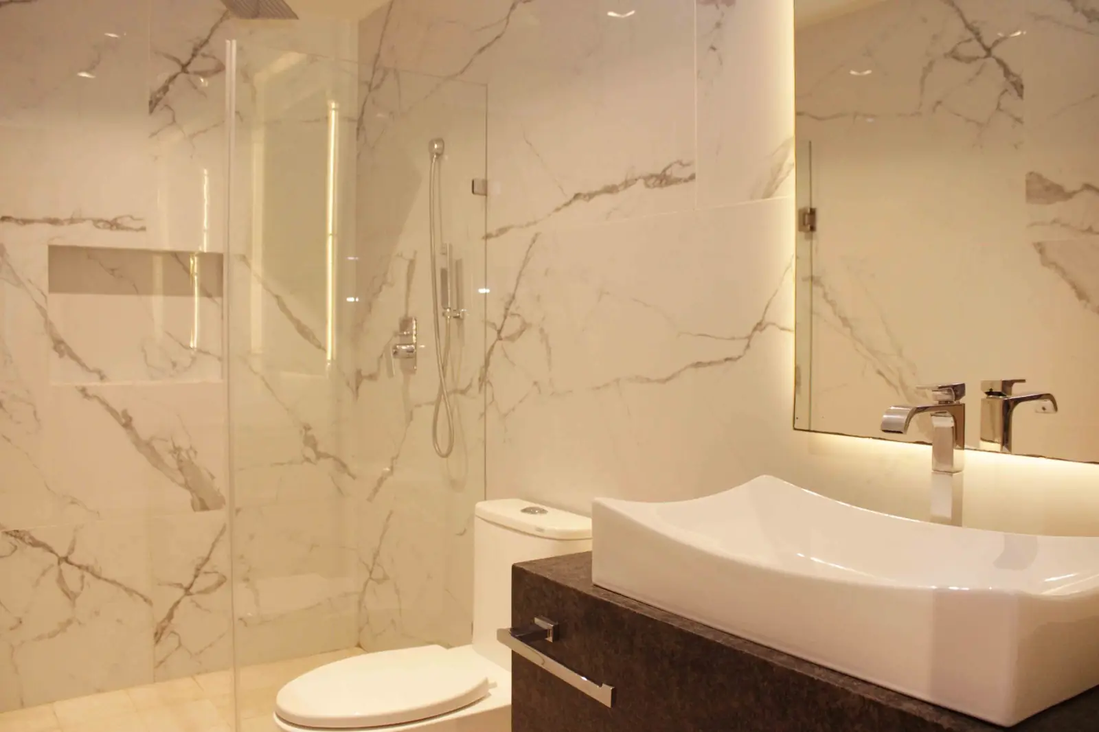 Casa Marina in Puerto Cancun, Marble bathroom suite