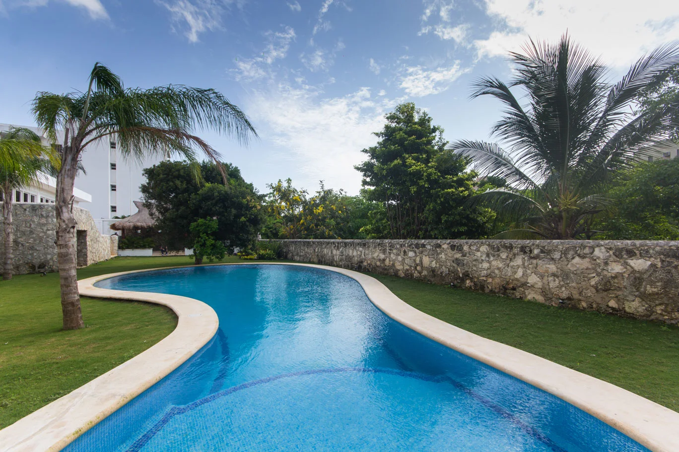 Tzalam Condo in Cancún - pool