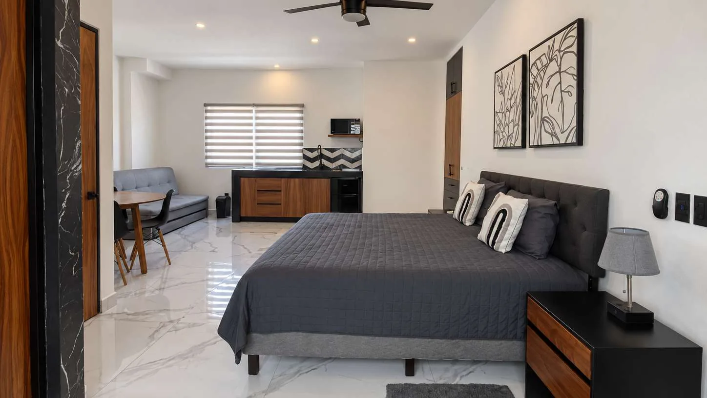 Interior amueblado del loft en Cumbres, Cancún