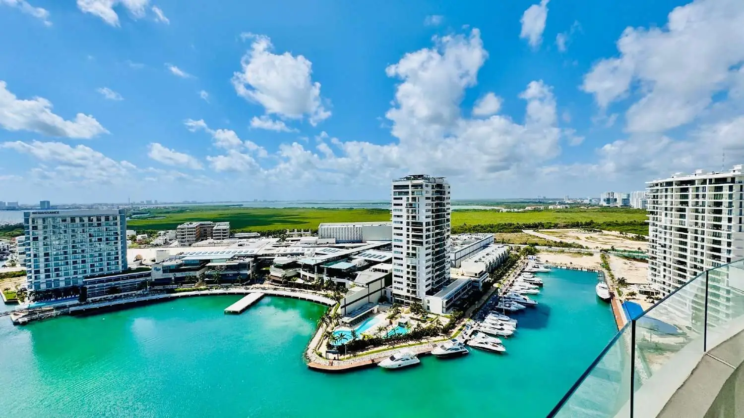 Penthouse Shark en Puerto Cancun en Puerto Cancun, Penthouse Shark hero